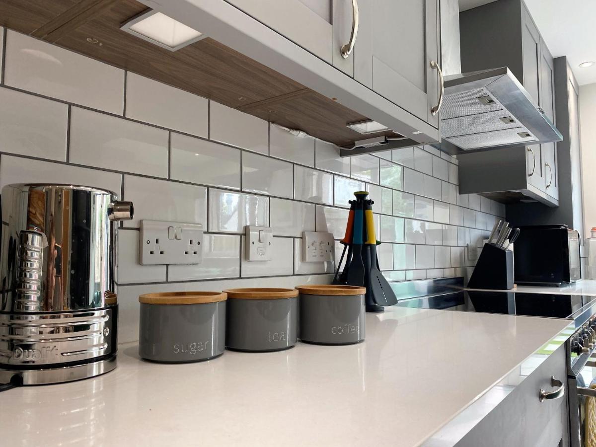 Superb Townhouse Near Vibrant Gloucester Road Бристол Екстериор снимка