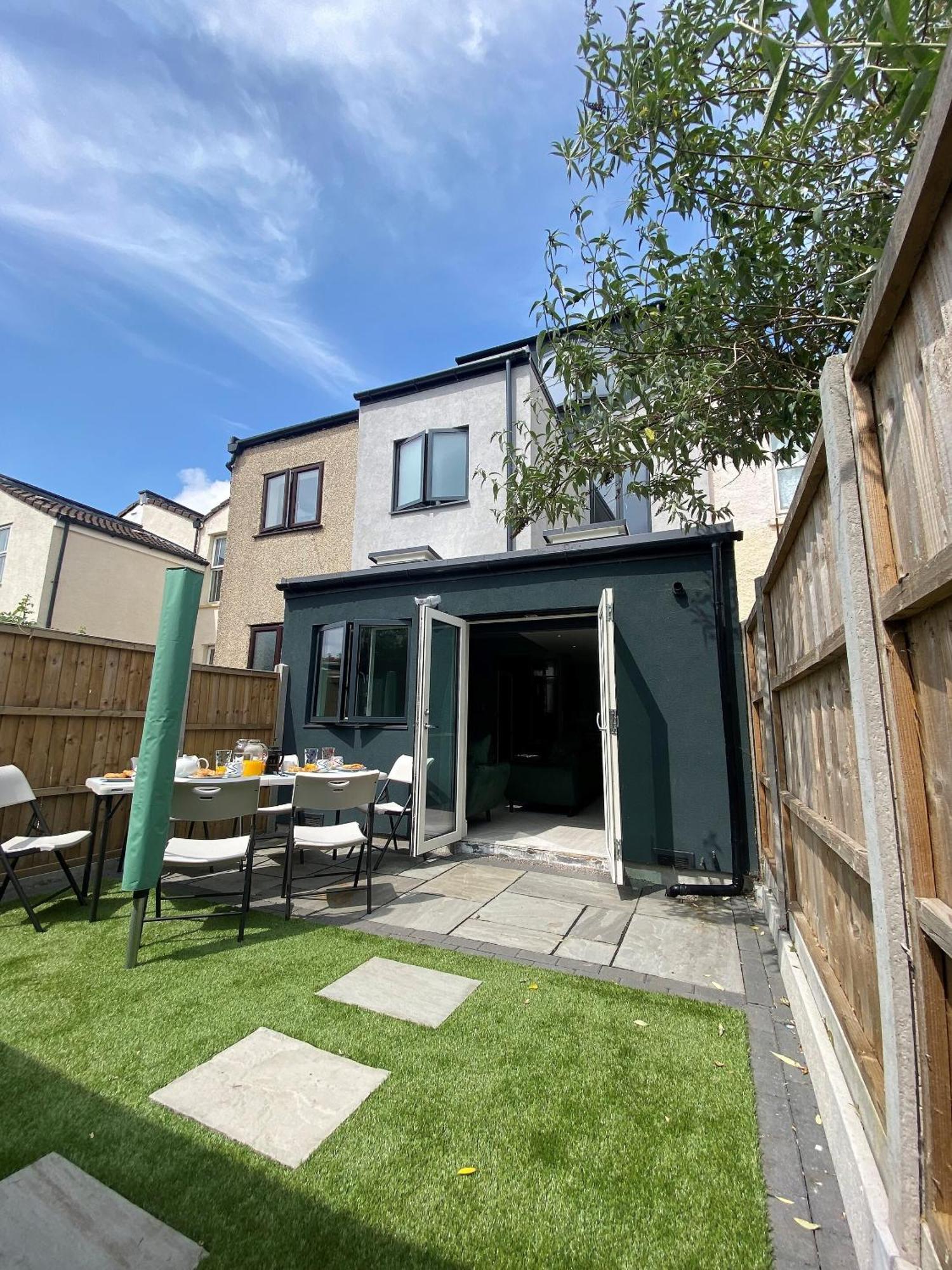 Superb Townhouse Near Vibrant Gloucester Road Бристол Екстериор снимка