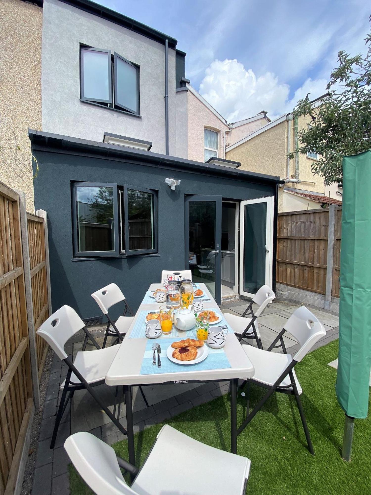 Superb Townhouse Near Vibrant Gloucester Road Бристол Екстериор снимка