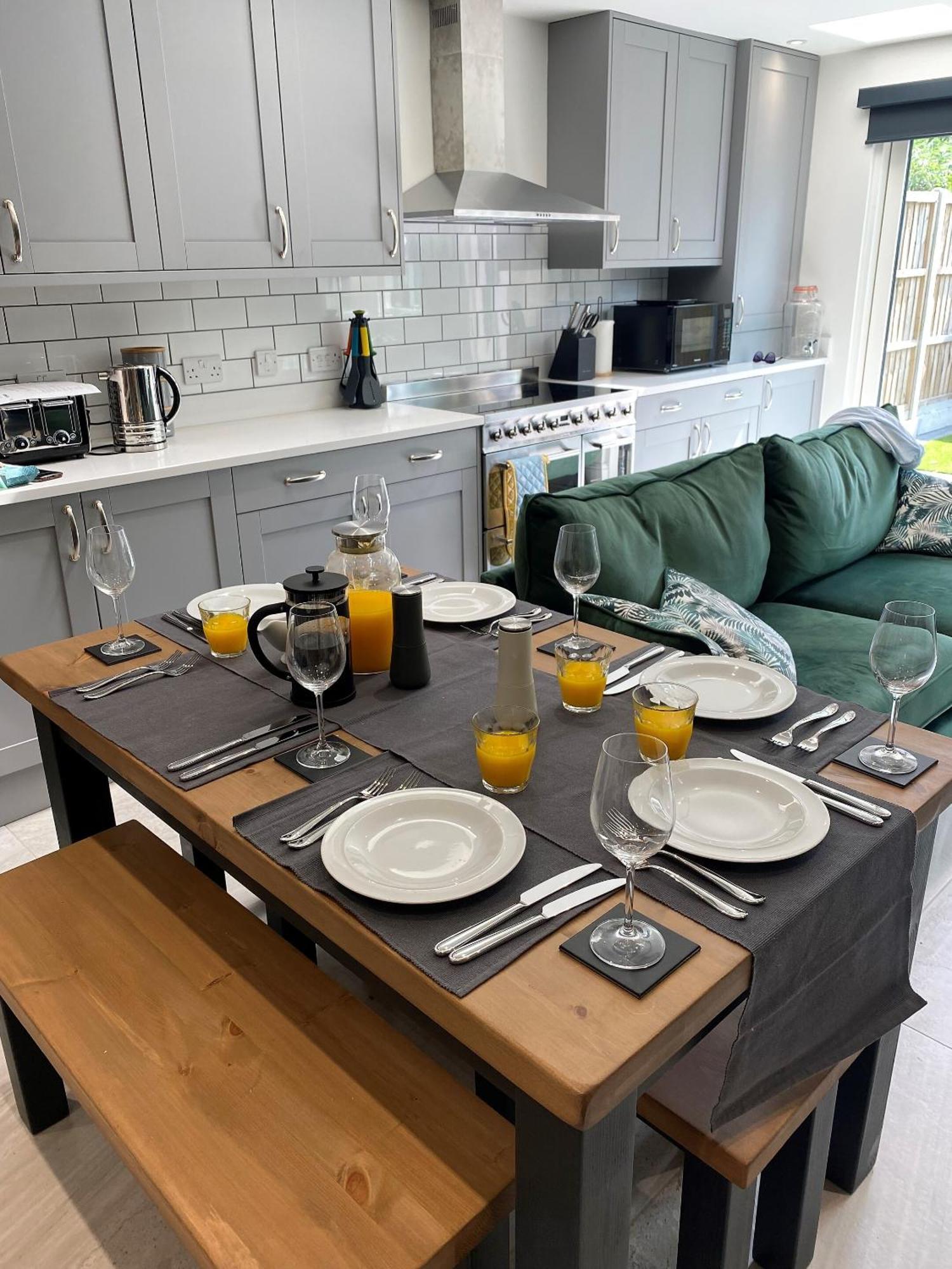 Superb Townhouse Near Vibrant Gloucester Road Бристол Екстериор снимка