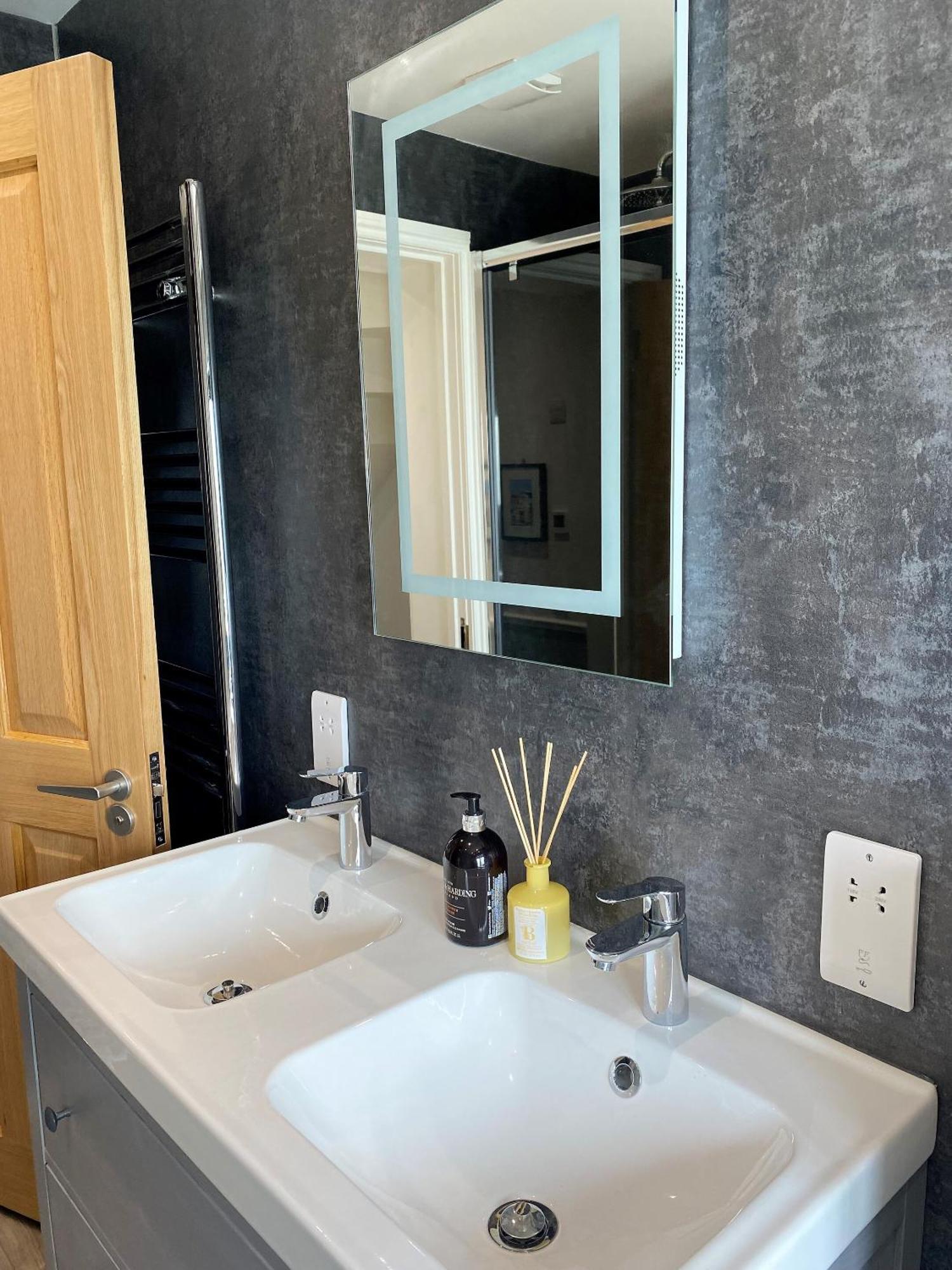 Superb Townhouse Near Vibrant Gloucester Road Бристол Екстериор снимка
