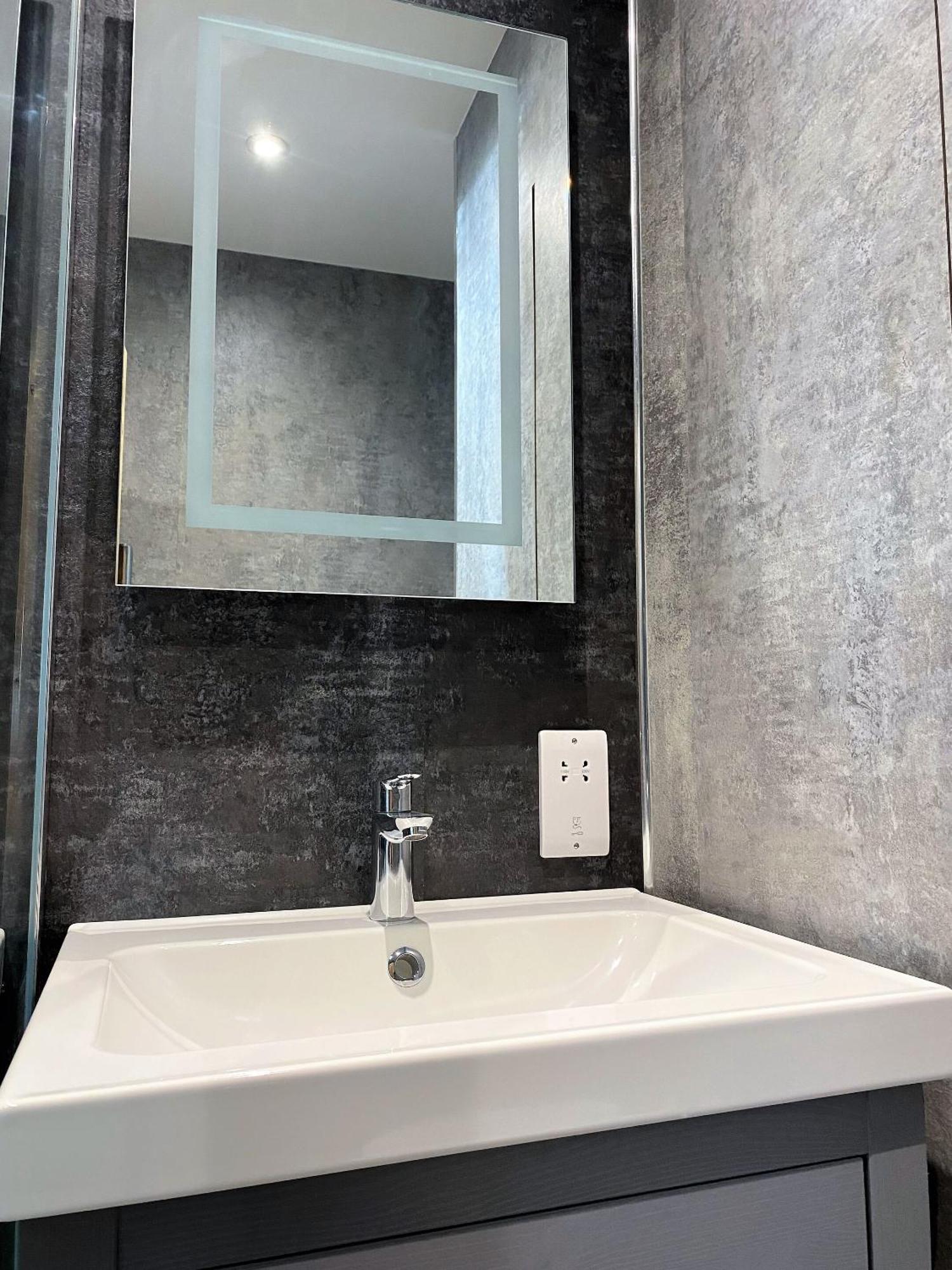 Superb Townhouse Near Vibrant Gloucester Road Бристол Екстериор снимка