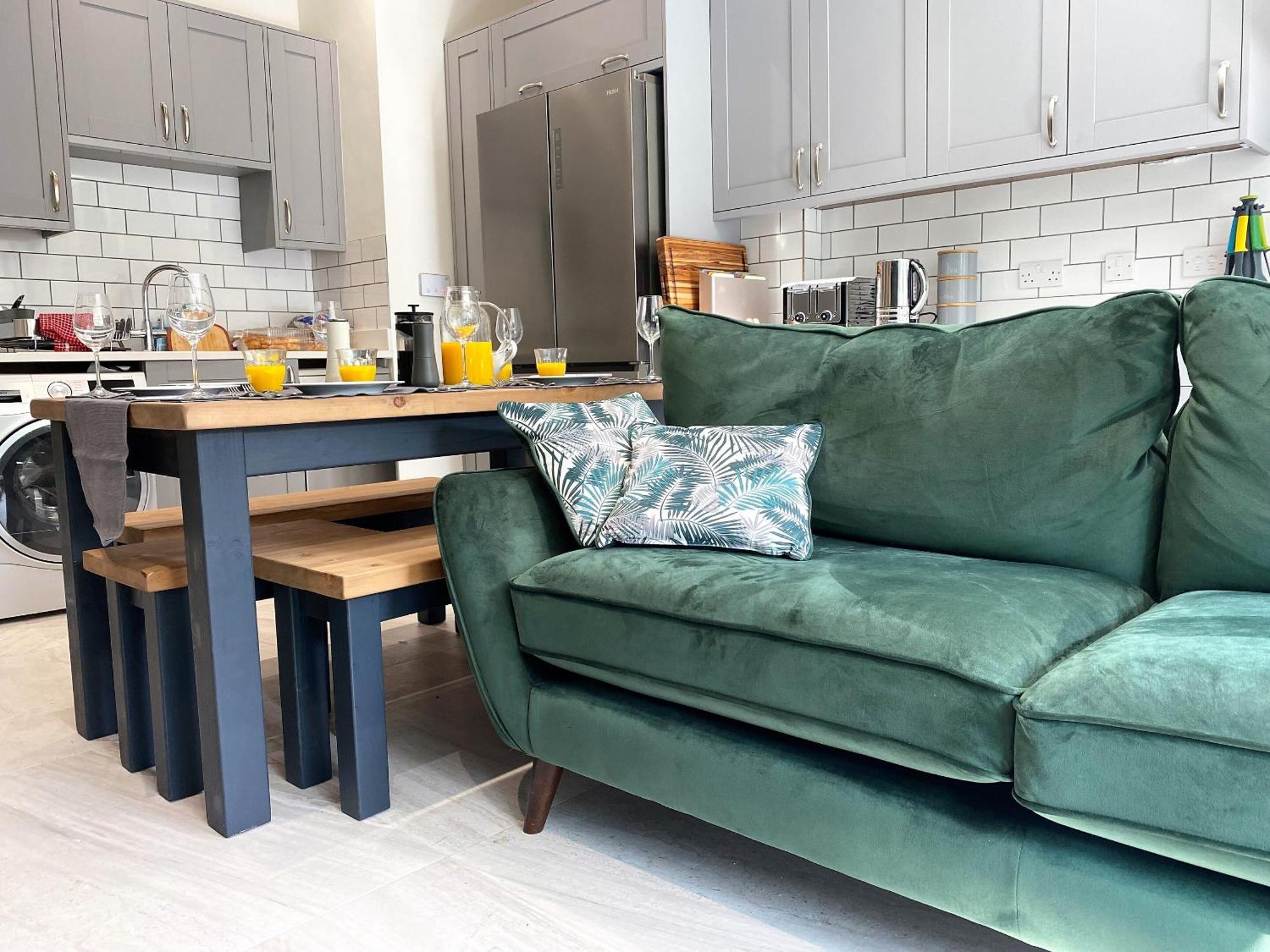 Superb Townhouse Near Vibrant Gloucester Road Бристол Екстериор снимка