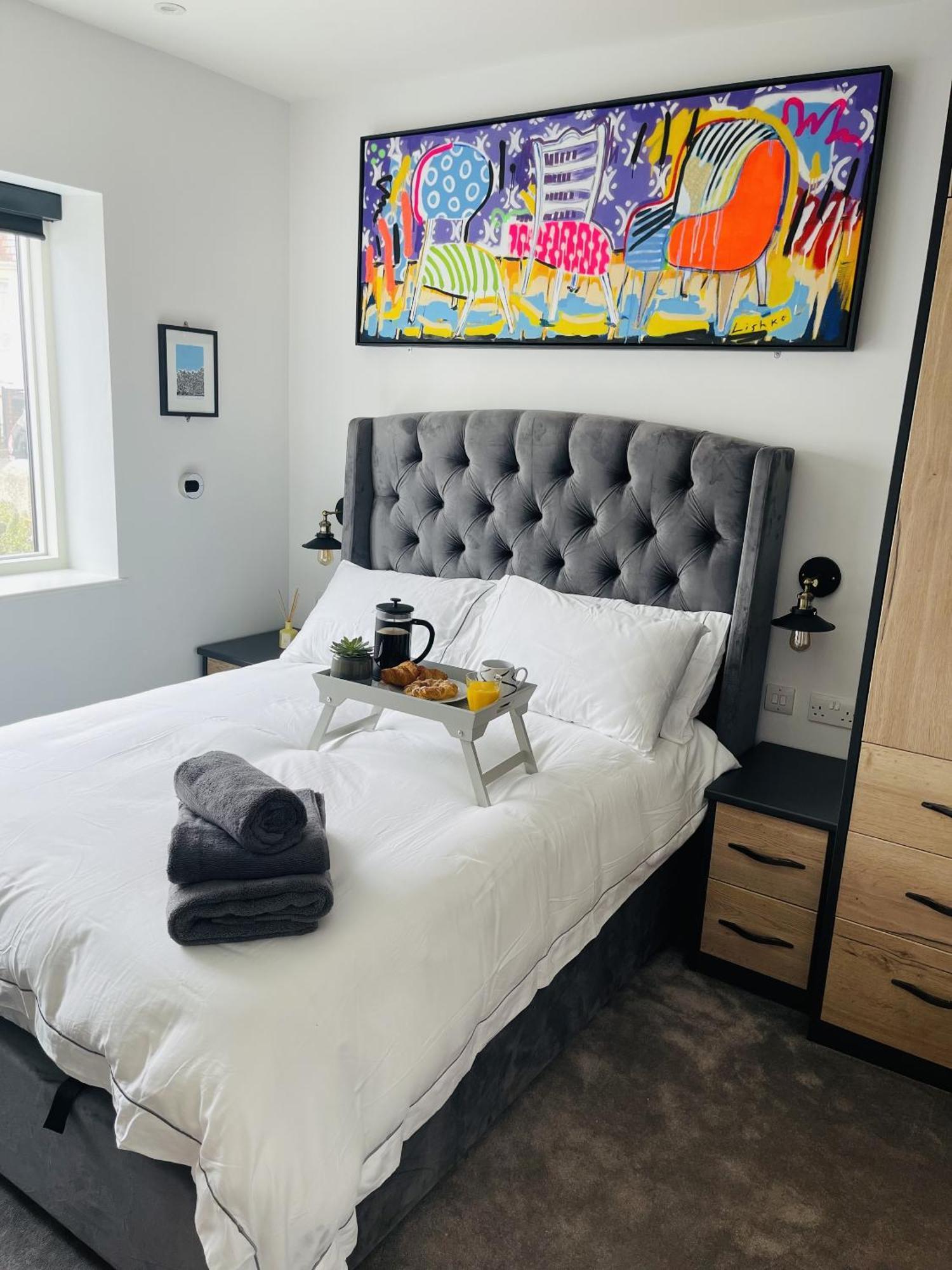 Superb Townhouse Near Vibrant Gloucester Road Бристол Стая снимка